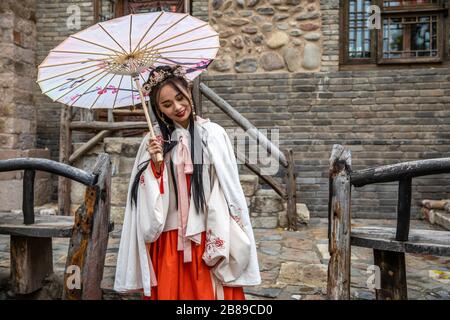 Chinesin mit Regenschirm in Gubei Water Town, Peking, China Stockfoto