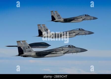 Ein strategischer Kampfflugzeug der U.S. Air Force B-2A Spirit Stealth-Kampfflugzeuge fliegt mit einem F-15C Eagle während der Operationen zur Unterstützung der Bomber Task Force Europe 20-2. März 2020 über Keflavik, Island in Formation. Stockfoto