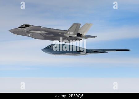 Ein strategischer Kampfflugzeug der U.S. Air Force B-2A Spirit Stealth-Klasse fliegt in Formation mit und ein Stealth-Kampfflugzeug der Royal Netherlands Air Force F-35A während Operationen zur Unterstützung der Bomber Task Force Europe 20-2. März 2020 über der Nordsee. Stockfoto