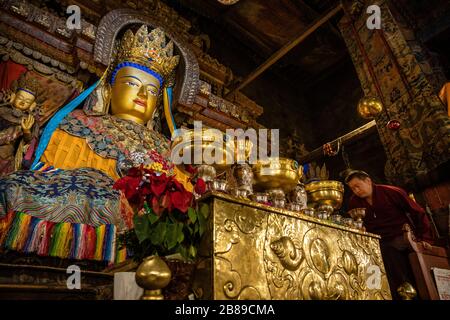 Buddha-Statuen im Pelkor Chode-Komplex aus Klöstern und Tempeln in Gyangze, Tibet Stockfoto