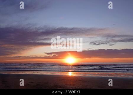 Ein wunderschöner Winteruntergang entlang der Küste von Oregon in der Nähe des Dorfes Yachats, Oregon. Stockfoto