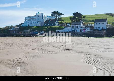 Blick über die Straße nach Burgh Island, das Burgh Island Hotel und das Pilchard Inn an einem sonnigen Frühlingstag an der Südküste von Devon in England, Großbritannien Stockfoto