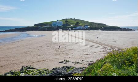 Blick über die Straße nach Burgh Island, das Burgh Island Hotel und das Pilchard Inn an einem sonnigen Frühlingstag an der Südküste von Devon in England, Großbritannien Stockfoto