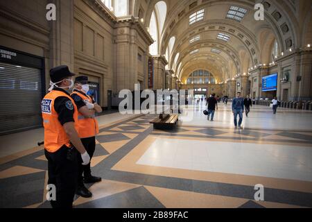 Buenos Aires, Argentinien - 20. März 2020: Unidentifizierte Polizei kontrolliert die Menschen, die am Tag nach dem Smargen am Bahnhof ankommen Stockfoto