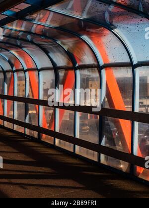 Tony Carter Cycle Bridge, Cambridge, England. Die längste konvergierte Radbrücke der Welt wurde 1989 eröffnet. Stockfoto