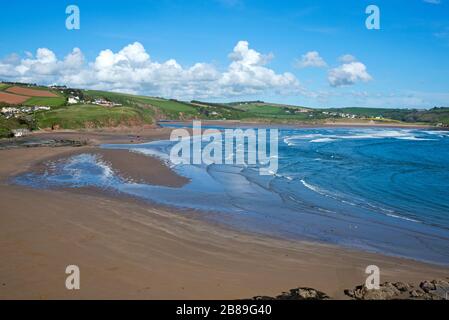 Blick von Burgh Island in östlicher Richtung entlang der Süddevon Küste an einem sonnigen Frühlingstag mit der Flut, die den Causeway enthüllt. Stockfoto