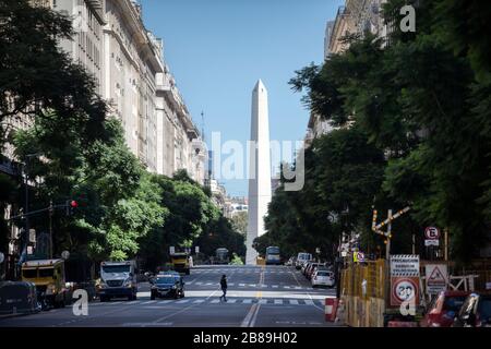 Buenos Aires, Argentinien - 20. März 2020: Unidentifizierte Person, die am Tag nach dem Ausnahmezustand allein in der Innenstadt von Buenos Aires spazieren ging Stockfoto