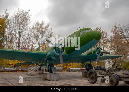 Ein altes Transportflugzeug des sowjetischen Typs Lisunov Li-2 in Minsk, Weißrussland Stockfoto