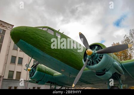 Ein altes Transportflugzeug des sowjetischen Typs Lisunov Li-2 in Minsk, Weißrussland Stockfoto