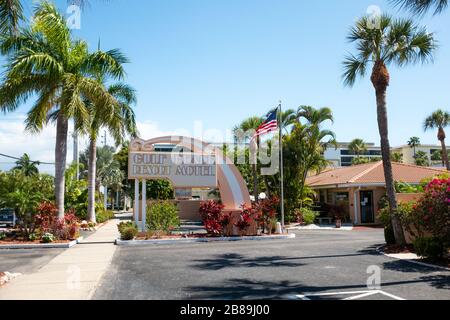 Das Gulf Beach Resort Motel auf Lido Key in Sarasota Florida, Vereinigte Staaten ist ein Beispiel für Motels, die in der Gegend gebaut wurden, nachdem WW2 dasselbe Design beibehalten hatte. Stockfoto