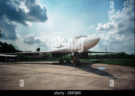 TU-160 Tupolev Überschall-Strategiebomber mit variablem Sweep Wing, Museum Ausstellung Poltava Ukraine Stockfoto