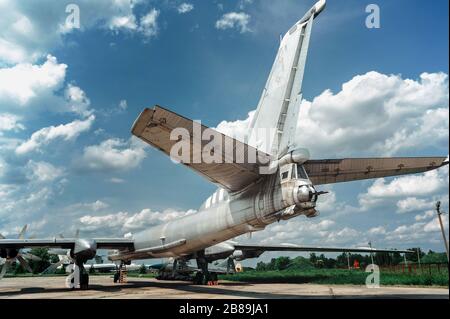Bär. TU-95. Ausstellung des Museums für Luftfahrt große strategische Bomber- und Raketenplattform mit vier Triebwerken und Turboprop-Antrieb Stockfoto