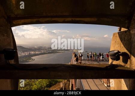 Schöne Aussicht vom Zuckerhut mit Touristen, die die Aussicht genießen, Rio de Janeiro, Brasilien Stockfoto