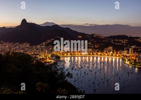 Wunderschöner Blick auf den Sonnenuntergang vom Zuckerhut bis zur Stadtlandschaft, Rio de Janeiro, Brasilien Stockfoto