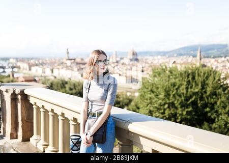Junge touristische Spaziergänge in Florenz Stockfoto