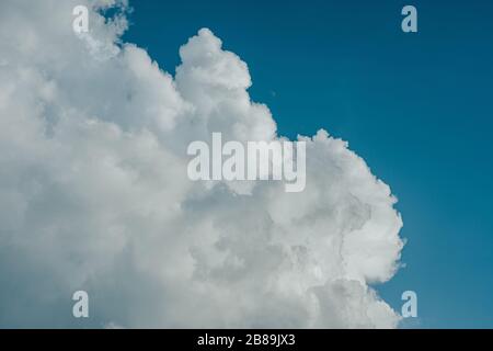 Cumulus Wolken am blauen Himmel Stockfoto