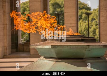 Feuer, das aus einem Denkmal kommt Stockfoto