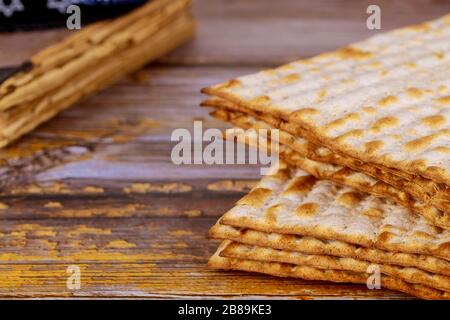 Jüdische Familie feiern Passah matzoh Jüdisches ungesäuertes Brot Urlaub Stockfoto