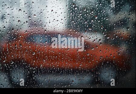An einem regnerischen Tag durch das Glas und Tropfen sehen Stockfoto