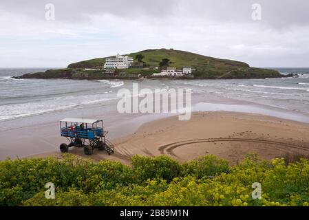 Blick von Bigbury auf dem Meer über den Tidenkanal zur Burgh Island und zu ihrem berühmten Art Deco Hotel an der Südküste von Devon in England, Großbritannien Stockfoto