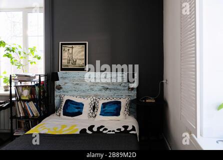 Gemütliche graue moderne Schlafzimmer mit Möbeln Stockfoto