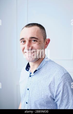 Glücklicher Mann im Hemd lächelnd Stockfoto