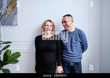 Liebevolles Paar freut sich in der Schwangerschaft erwartet ein Baby Stockfoto