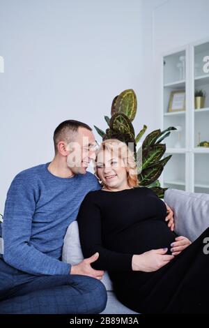 Liebevolles Paar freut sich in der Schwangerschaft erwartet ein Baby Stockfoto