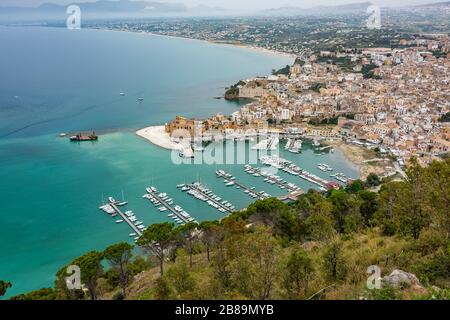 Blick vom Gipfel des Hügels des sizilianischen Fischerdorfes Castellammare del Golfo Stockfoto