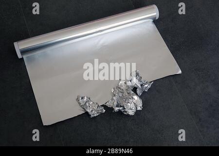 Aluminiumfolie, Aluminiumfolie in Form von Rollen, Aluminiumfolie zum Backen im Ofen Stockfoto