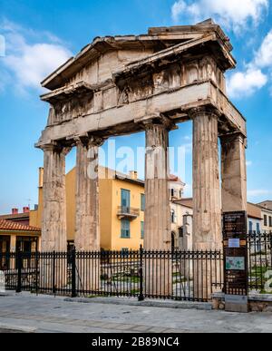 Das Tor der Athena Archegetis in Athen, Griechenland. Es steht auf der Westseite der römischen Agora und ist das zweitprominenteste verbleiben auf dem Gelände Stockfoto