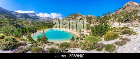 See von Skafi auf dem Berg Thripti im Frühling, Crete, Griechenland. Stockfoto