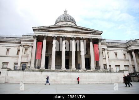 London, Großbritannien. März 2020. Eine sehr ruhige Gegend in der Nähe des Trafalgar Square, bei der Nationalgalerie. Die Pandemiekrise des COVID-19 Coronavirus geht weiter, und obwohl es in London keine Sperrstelle gibt, wurden einige Änderungen an den öffentlichen Verkehrsmitteln vorgenommen, da es anscheinend weniger Menschen und Touristen in der Stadt gibt. COVID-19 Coronavirus Crisis, London, Großbritannien am 20. März 2020 Credit: Paul Marriott/Alamy Live News Stockfoto