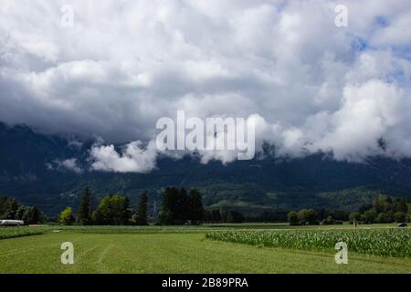 Blick auf das Tal in den Gailtaler Alpen an einem bewölkten Tag Stockfoto