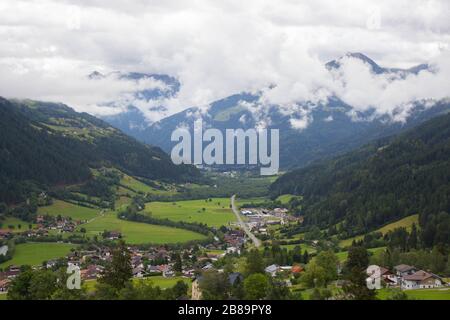 Blick auf das Tal in den Gailtaler Alpen an einem bewölkten Tag Stockfoto