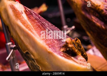 Ein Teil der spanischen Delikatessen Jamon Serrano Schinken am Bauernmarkt-Stall. Stockfoto