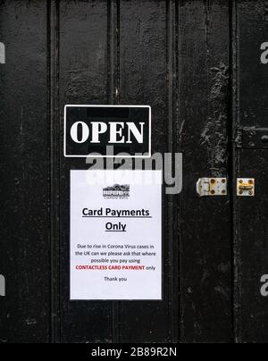 Türhinweis, der Kunden anweist, kontaktlose Zahlung zu verwenden, da Covid-19 Coronavirus pandemic, Cramond Café, Edinburgh, Schottland, Großbritannien Stockfoto