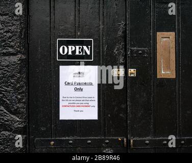 Türhinweis, der Kunden anweist, kontaktlose Zahlung zu verwenden, da Covid-19 Coronavirus pandemic, Cramond Café, Edinburgh, Schottland, Großbritannien Stockfoto