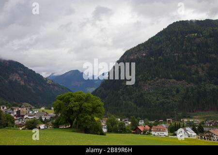 Blick auf das Tal in den Gailtaler Alpen an einem bewölkten Tag Stockfoto