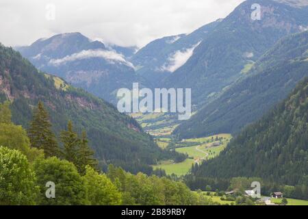 Blick auf das Tal in den Gailtaler Alpen an einem bewölkten Tag Stockfoto