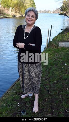 Berlin, Deutschland. März 2020. Barfuß steht Popsängerin Dagmar Frederic am alten Spreearm am Dämeritzsee. Kredit: Bernd Settnik / dpa-Zentralbild / dpa / Alamy Live News Stockfoto