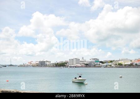 Blick auf die Stadt Hamilton vom Meer mit Wolken am Himmel und Booten im Wasser. Stockfoto