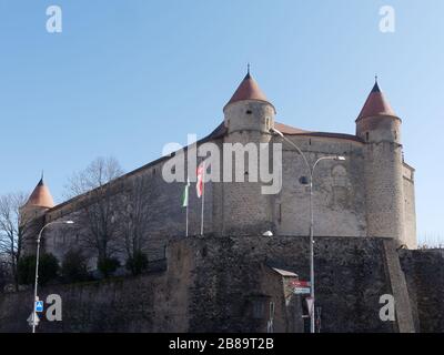 Blick auf die Burg Grandson, eine der am besten erhaltenen mittelalterlichen Festungen der Schweiz. Stockfoto