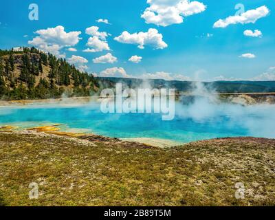 Blaue heiße Quellen im Yellowstone National Park an einem sonnigen Tag mit Nebel steigt Stockfoto