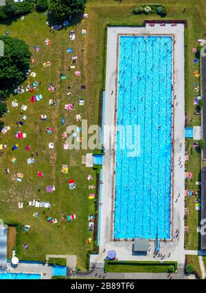 , Badegäste auf dem Rasen am Pool des Schwimmbades in Box-Werne, 03.07.2015, Luftbild, Deutschland, Nordrhein-Westfalen, Ruhrgebiet, Dortmund Stockfoto