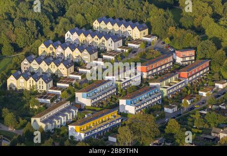Bauwerke in einem Wohngebiet mit neuen Häusern im Sonnenhof in Gelsenkirchen-Bismarck, 30.09.2013, Luftbild, Deutschland, Nordrhein-Westfalen, Ruh Stockfoto