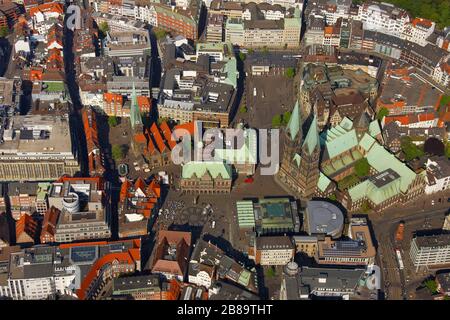 , Bremer Innenstadt mit der Statue Bremer Roland, St. Petri Dome, landtag und Liebfrauenkirche, 05.05.2011, Luftaufnahme, Deutschland, Bremen Stockfoto