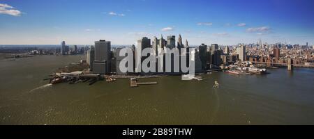 Insel und Bezirk von Manhattan von der Hafenseite, Wolkenkratzer und Fährterminals im Finanzdistrikt, 12.04.2009, Luftaufnahme, USA, New York City Stockfoto