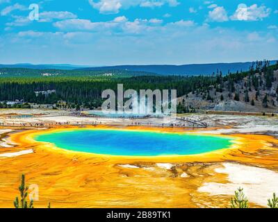 Bunte große prismatische Quellen im Yellowstone-Nationalpark an einem sonnigen Tag Stockfoto