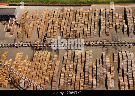 , Spanplatten-, Säge- und Laminatwerk der Egger-Gruppe in Brilon, 27.06.2011, Luftaufnahme, Deutschland, Nordrhein-Westfalen, Sauerland, Brilon Stockfoto